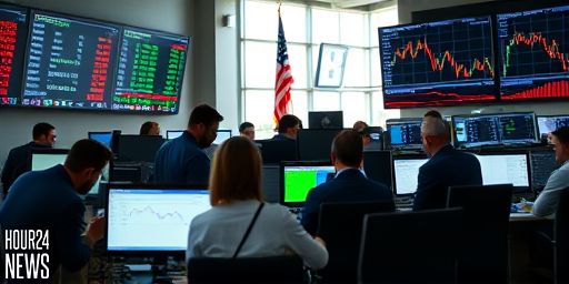 Dollar Falls on U.S. Shutdown Risks, Driving 2025 Losses