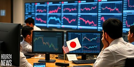 Dollar Falls in NY FX Market as ADP Data Boosts Rate Cut Bets