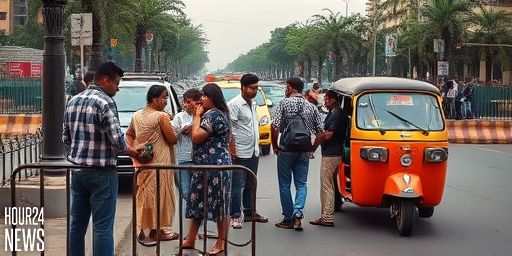 Akshay Kumar Escort Car Collision in Mumbai: Bystanders Help