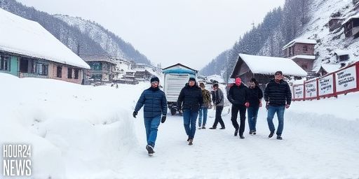 Heavy Snowfall Strands Tourists in Himachal’s Kullu-Manali