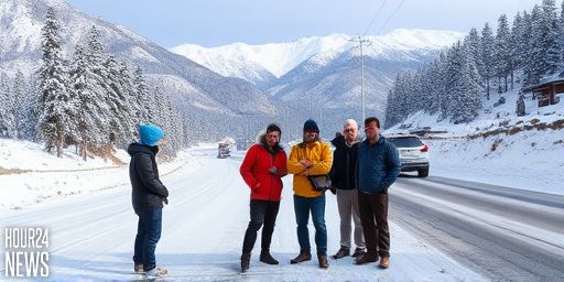 Heavy Snowfall Strands Tourists in Himachal’s Kullu-Manali: Roads Blocked and Power Cuts Persist