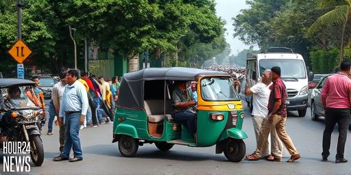 Mumbai Escort Car Incident Involving Akshay Kumar’s Convoy: Auto-Rickshaw Damaged, By-Standards Help Rescue